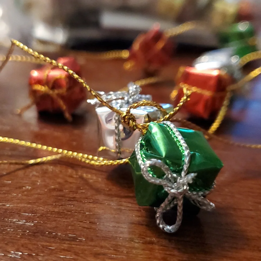 6 pack/ 18 feet total garland